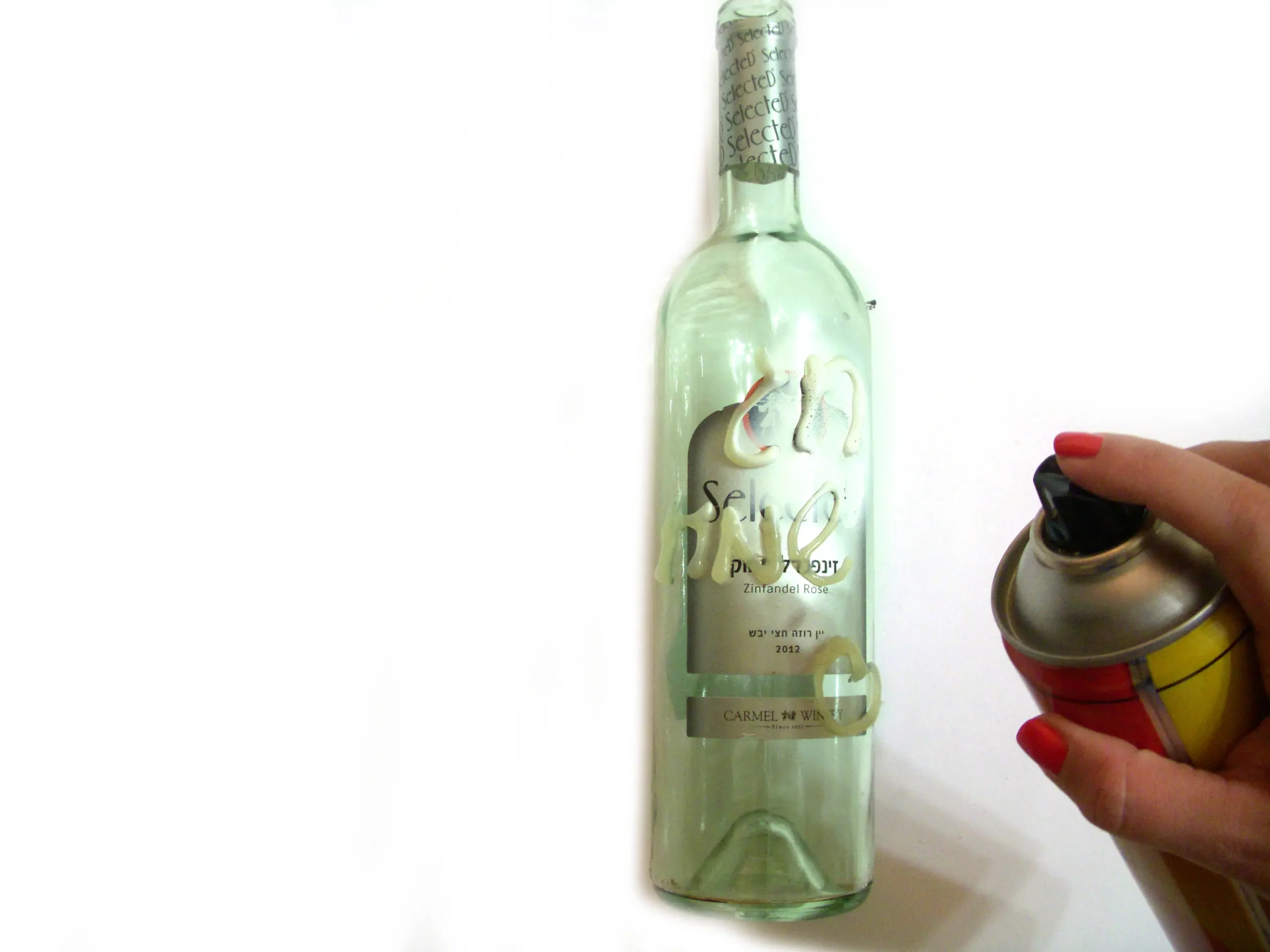 רססו בספריי (לבן לכבוד החג).