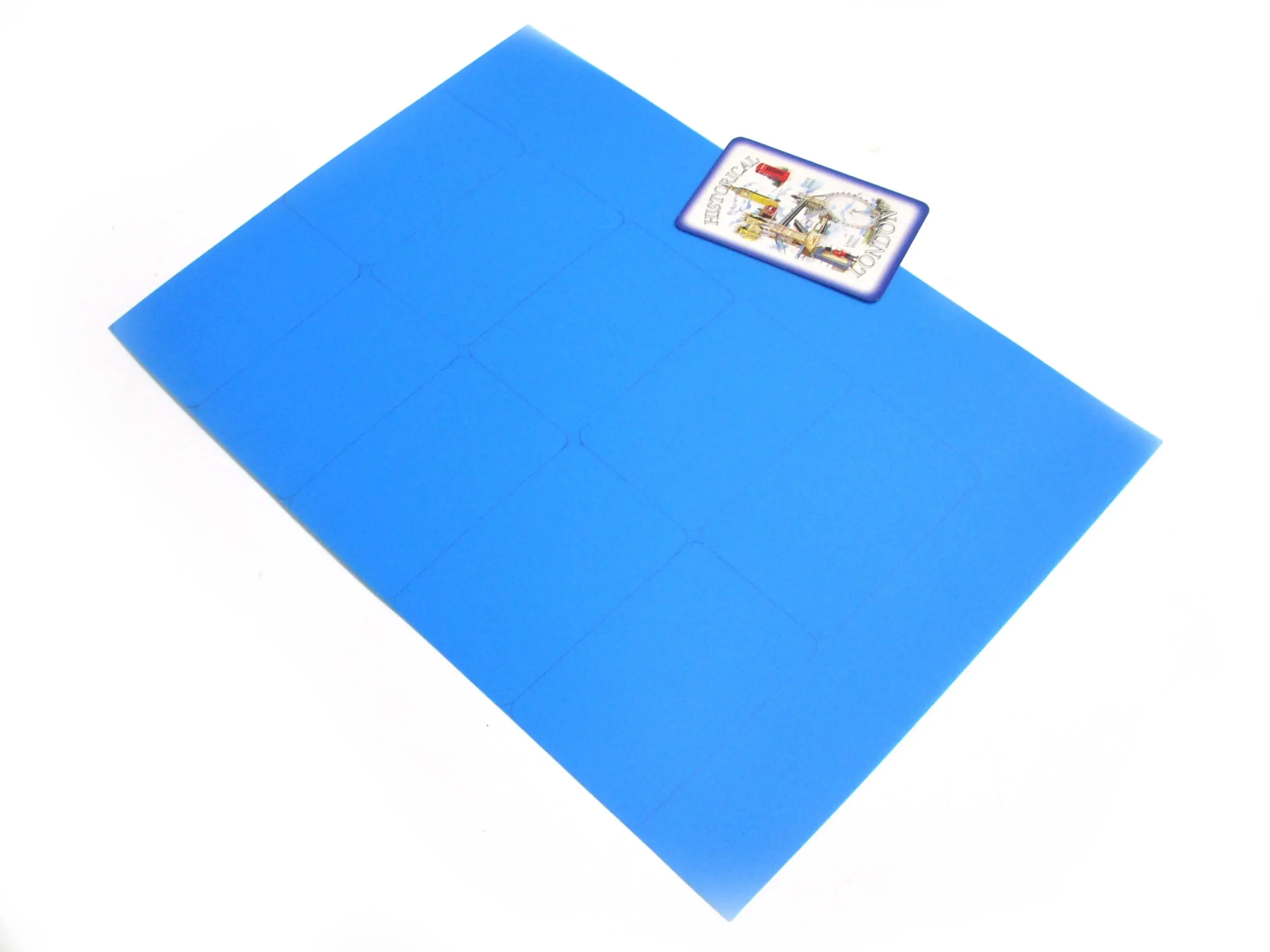 סמנו בעזרת קלף על גבי קרטון (אפשר להשתמש בחוצצים ישנים) וגזרו את הקלפים.