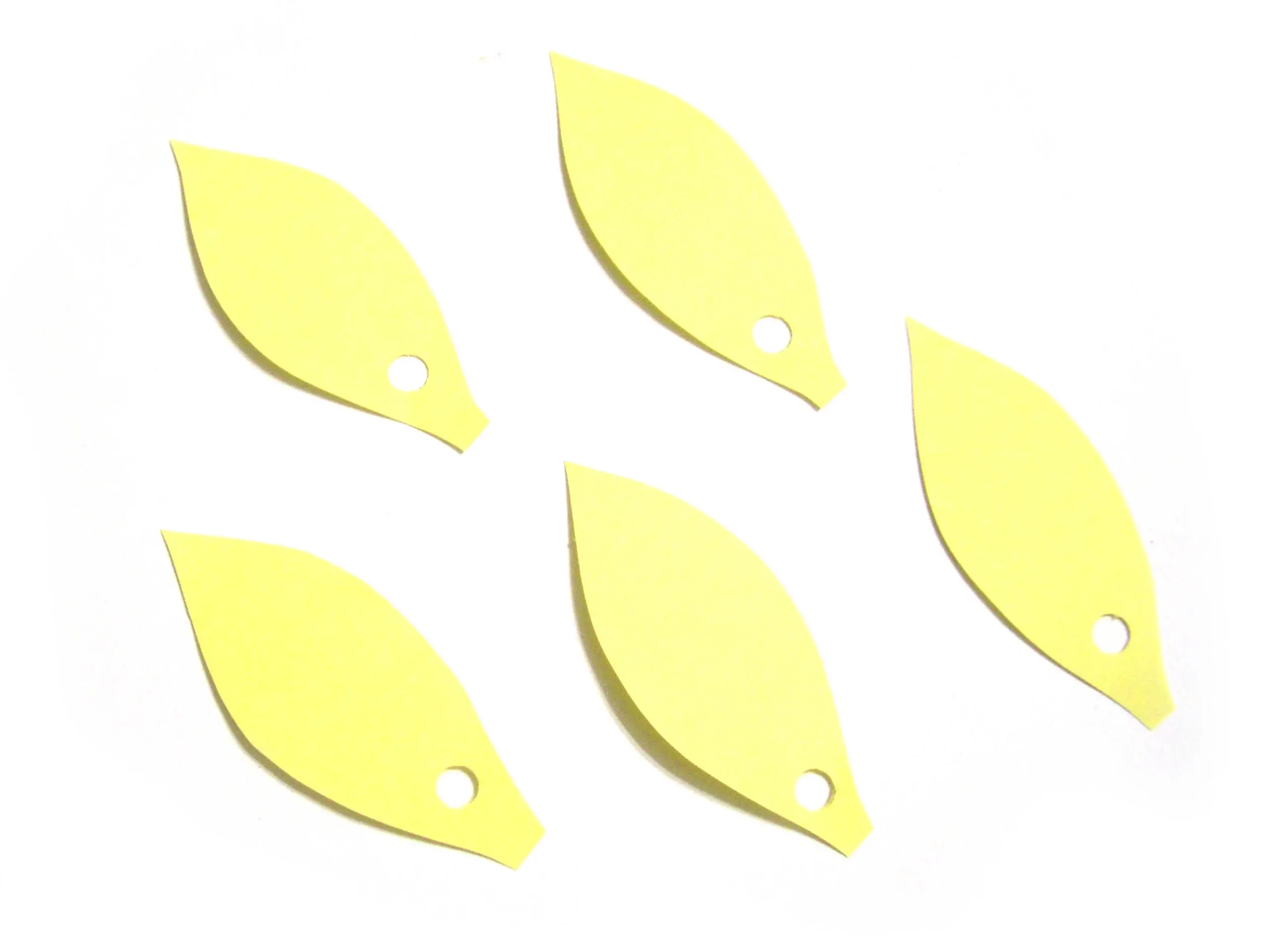 גזרו צרות עלים מנייר וחוררו חור בקצה בעזרת מחורר.