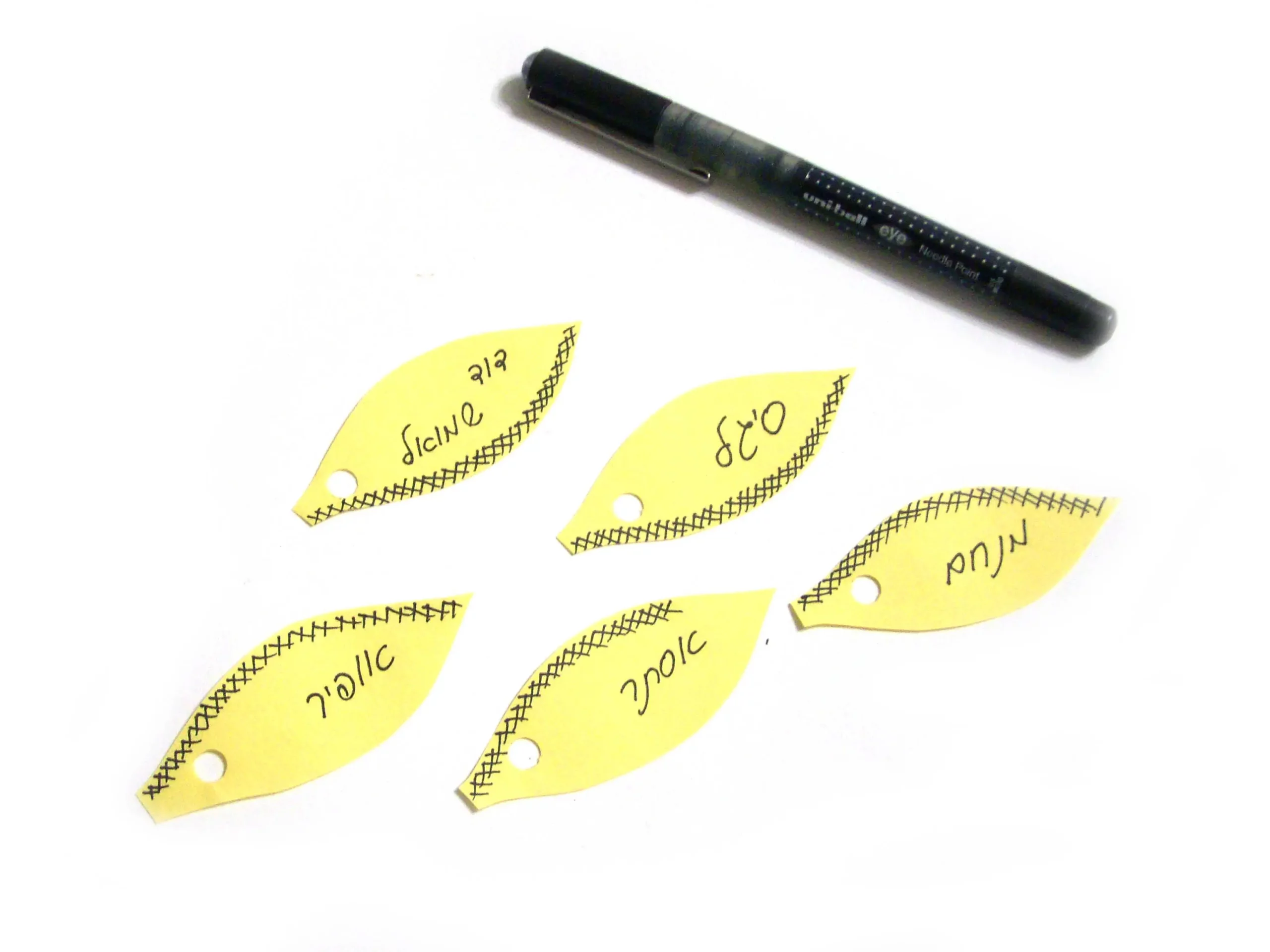 רשמו על העלים את שמות האורחים המוזמנים לערב החג.